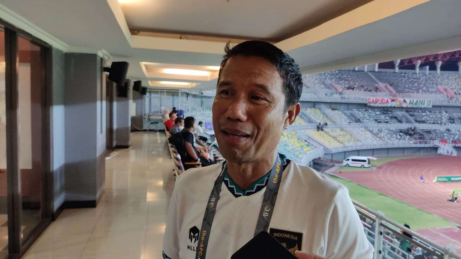 Sekjen PSSI, Yunus Nusi saat memantau pelaksanaan Kualifikasi Piala AFC U-20 di Stadion Gelora Bung Tomo, Surabaya, Jumat 16 September 2022 malam. (Foto: Fariz Yarbo/Ngopibareng.id)