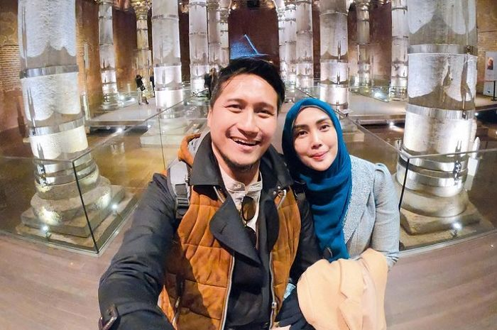 Pasangan Arie Untung dan Fenita Arie diguncang isu poligami. Bahkan, kabar itu diungkap oleh gurunya. (Foto: Instagram @ariekuntung)