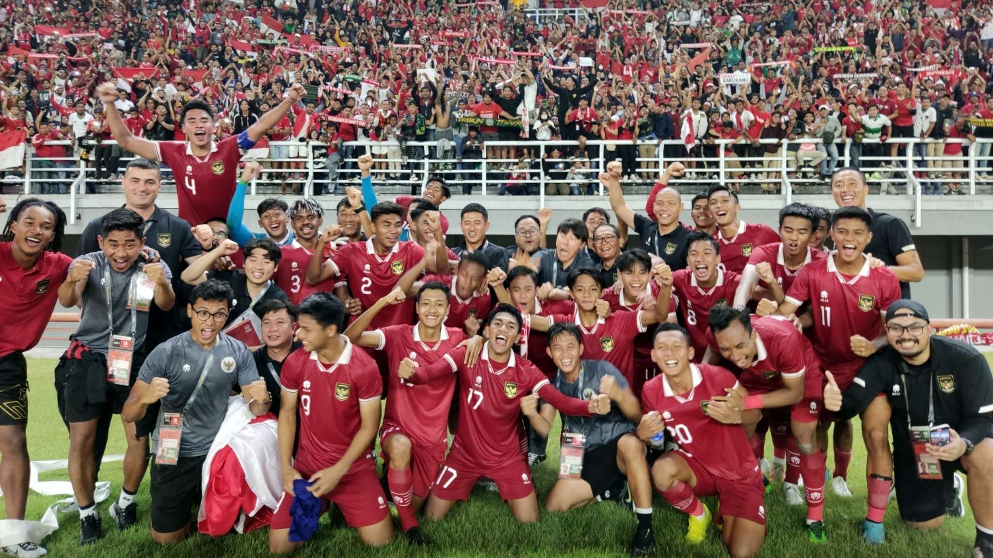 Timnas Indonesia U-20 berfoto bersama suporter di Stadion Gelora Bung Tomo, Surabaya, Minggu 18 September 2022. (Foto: Fariz Yarbo/Ngopibareng.id)
