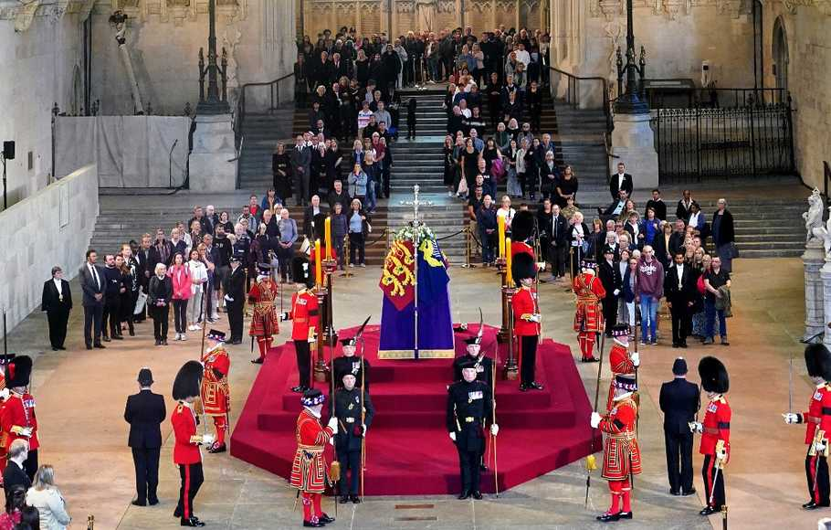 Prosesi pemakaman Ratu Elizabeth II bisa disaksikan di bioskop hingga taman yang menyediakan layar raksasa. (Foto: UK Parlement)