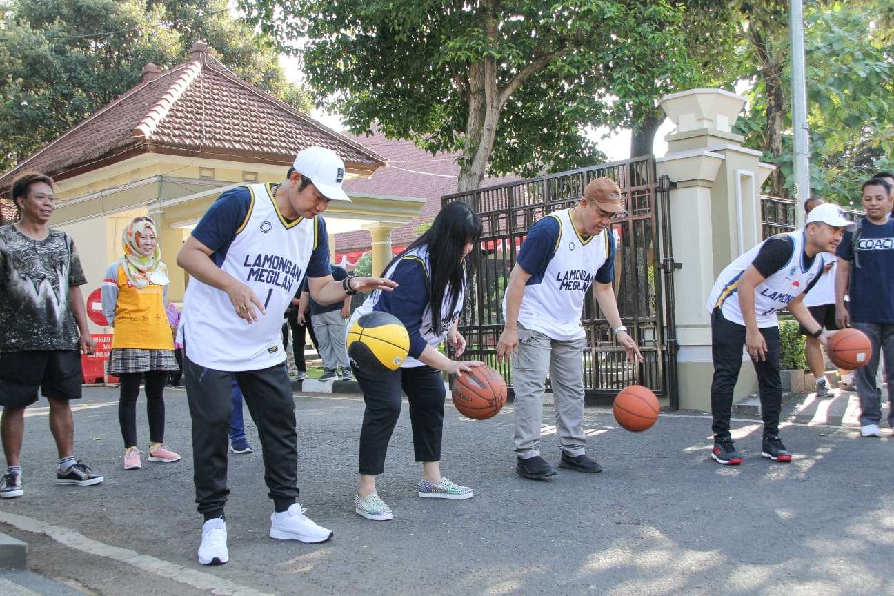 Bupati Lamongan Yuhronur Efendi bersama Perbasi memasyarakatkan olahraga basket, dengan menggelar driebble massal. (Foto: Perbasi Lamongan)