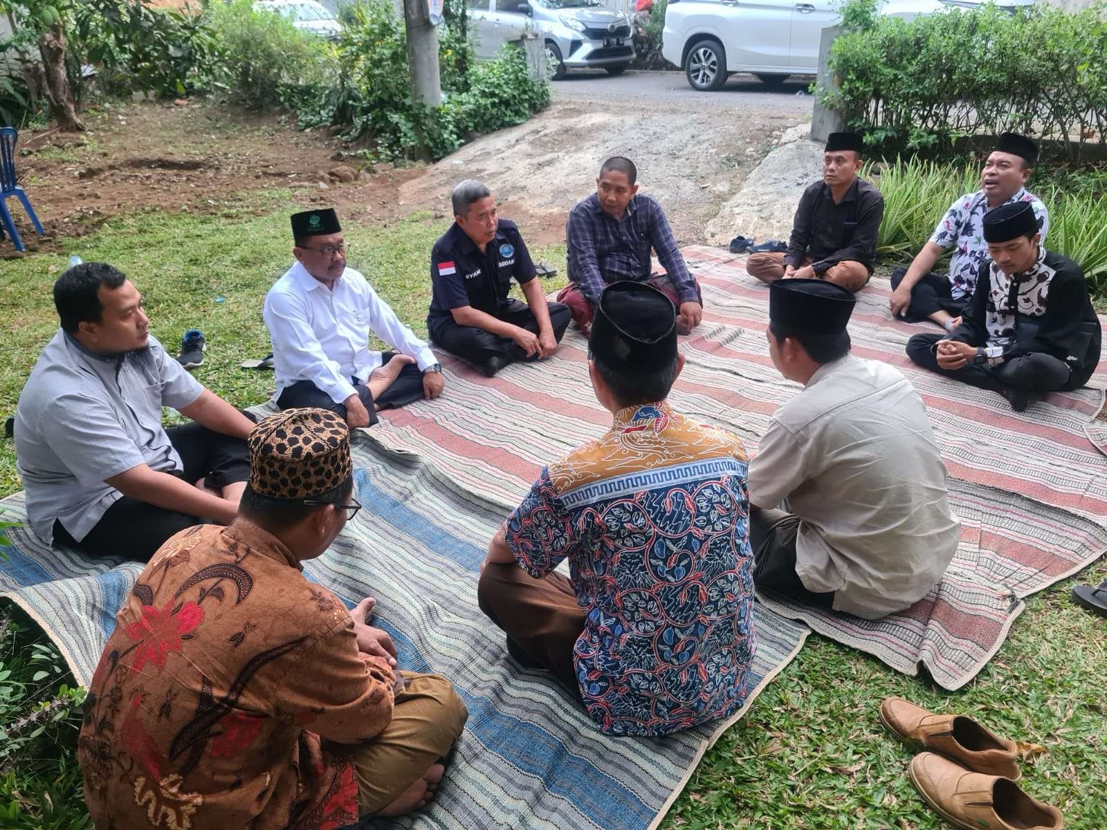 Berdoa bersama untuk keselamatan bersama. Tampak Prof M. Mas'ud Said, Ph.D, Ketua PW ISNU Jawa Timur.(foto:isnu jatim)