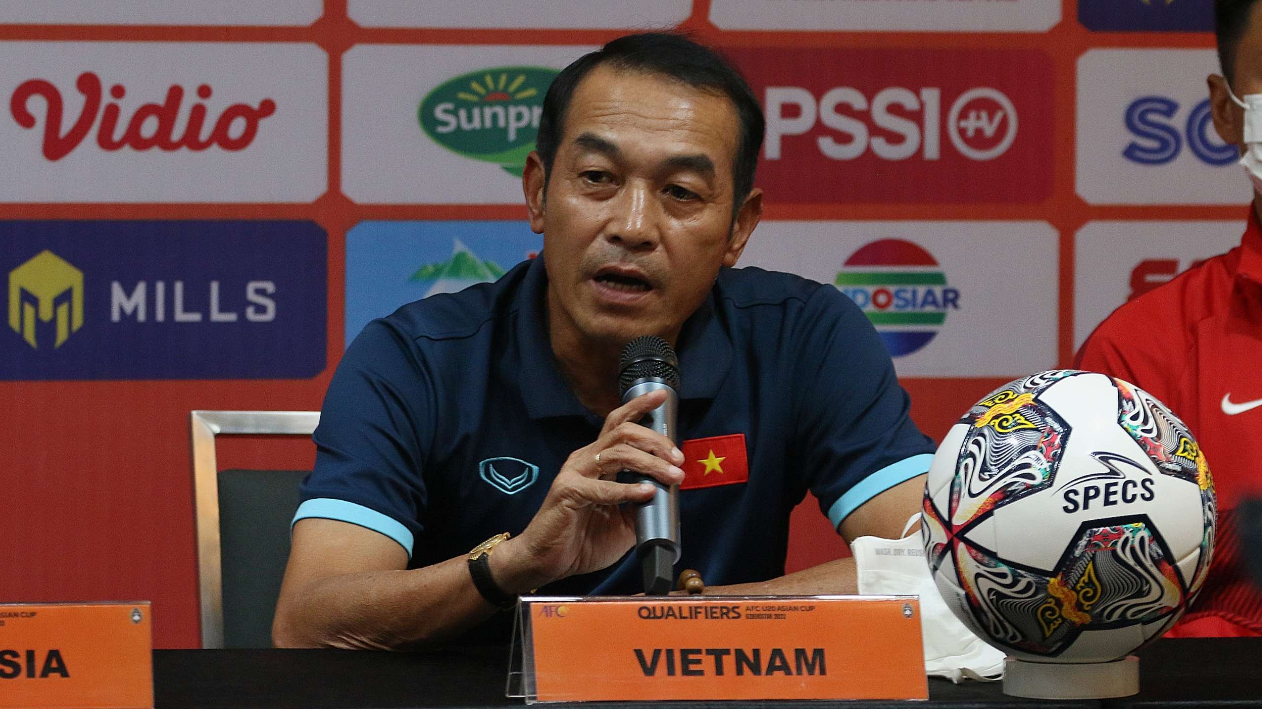 Pelatih Vietnam, Dinh The Nam. (Foto: Fariz Yarbo/Ngopibareng.id)