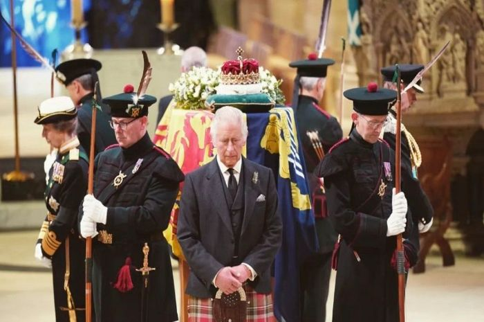 Raja Charles III memetik bunga sendiri untuk menghias peti jenazah ibunya, Ratu Elizabeth II, sesuai favoritnya. (Foto: UK Parlement)