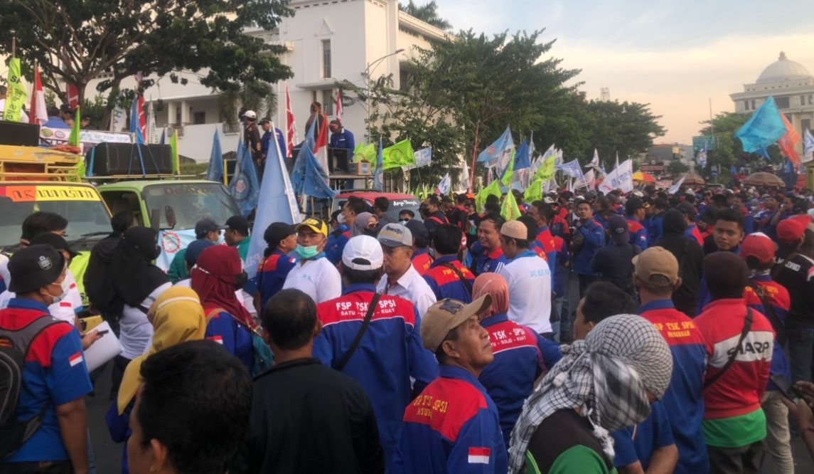 Ribuan buruh Jatim yang mengeruduk Kantor Gubernur Khofifah Indar Parawansa di Jalan Pahlawan, Surabaya, Senin 19 September 2022. (Foto: Andhi Dwi/Ngopibareng.id)