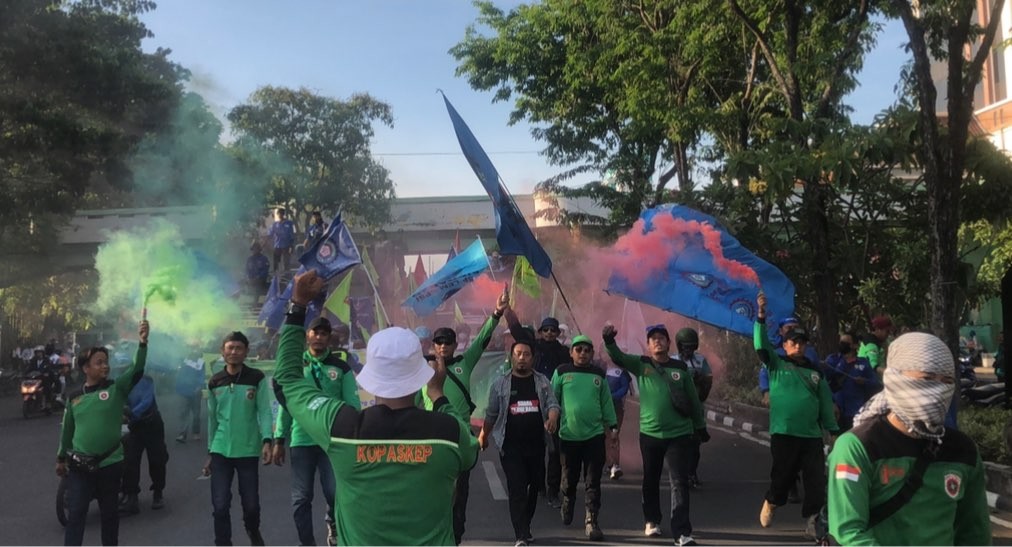 Massa buruh datangi Kantor Gubernur Jatim di Jalan Pahlawan, Senin 19 September 2022 sore. (Foto: Andhi Dwi/Ngopibareng.id)