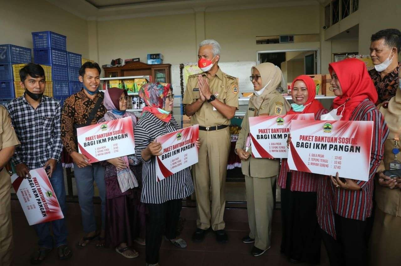 Gubernur Jawa Tengah Ganjar Pranowo salurkan program bantuan sosial kepada Industri Kecil Menengah (IKM) total sebesar Rp 905.000.000. (Foto: ist)