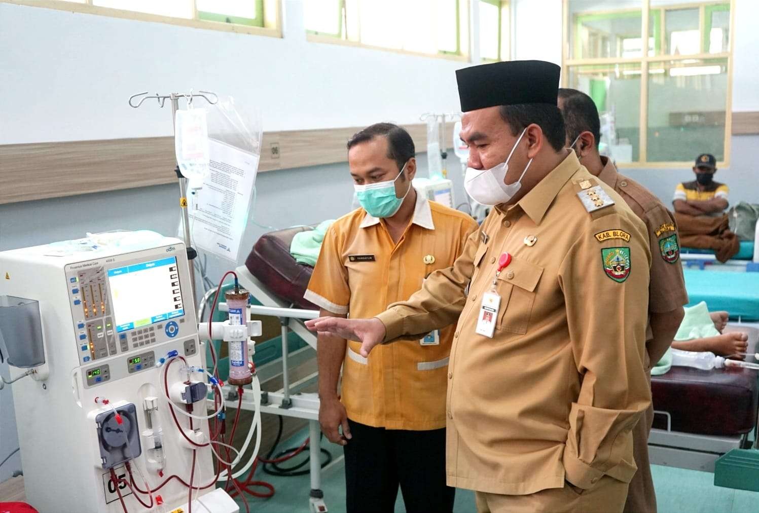 Bupati Blora Arief Rohman saat mengecek alat kesehatan di RSUD Blora, Senin 19 September 2022. (Foto: Ahmad Sampurno/Ngopibareng.id)
