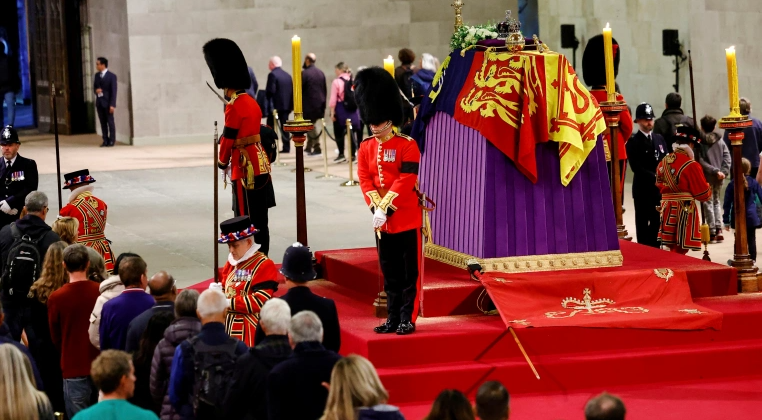 Jenazah Ratu Elizabeth II akan segera dimakamkan pada Senin, 19 September pagi. Diperkirakan ribuan tamu akan hadir di Westminster Abbey. (Foto: Al Jazeera)
