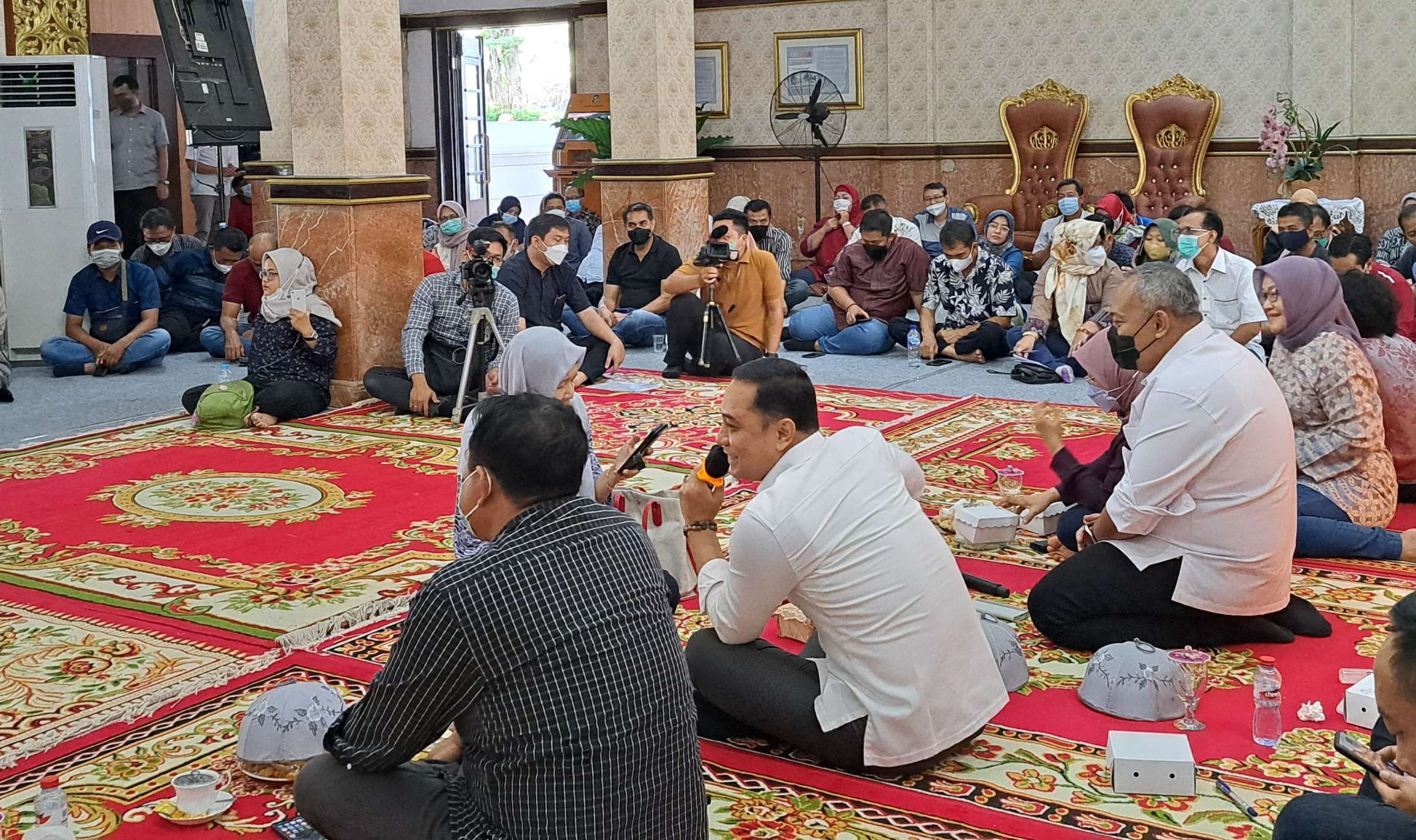 Walikota Surabaya, Eri Cahyadi saat menerima aduan warga di Sambat Warga, salah satunya aduan mengenai MBR. (Foto: Pita Sari/Ngopibareng.id)