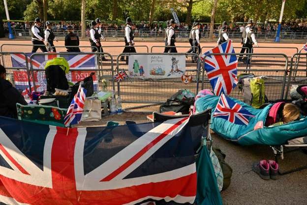 Warga Inggris rela kamping di tepi jalan untuk menyaksikan pemakaman Ratu Elizabeth II, pada Senin 19 September 2022. (Foto: Dokumentasi MSN)