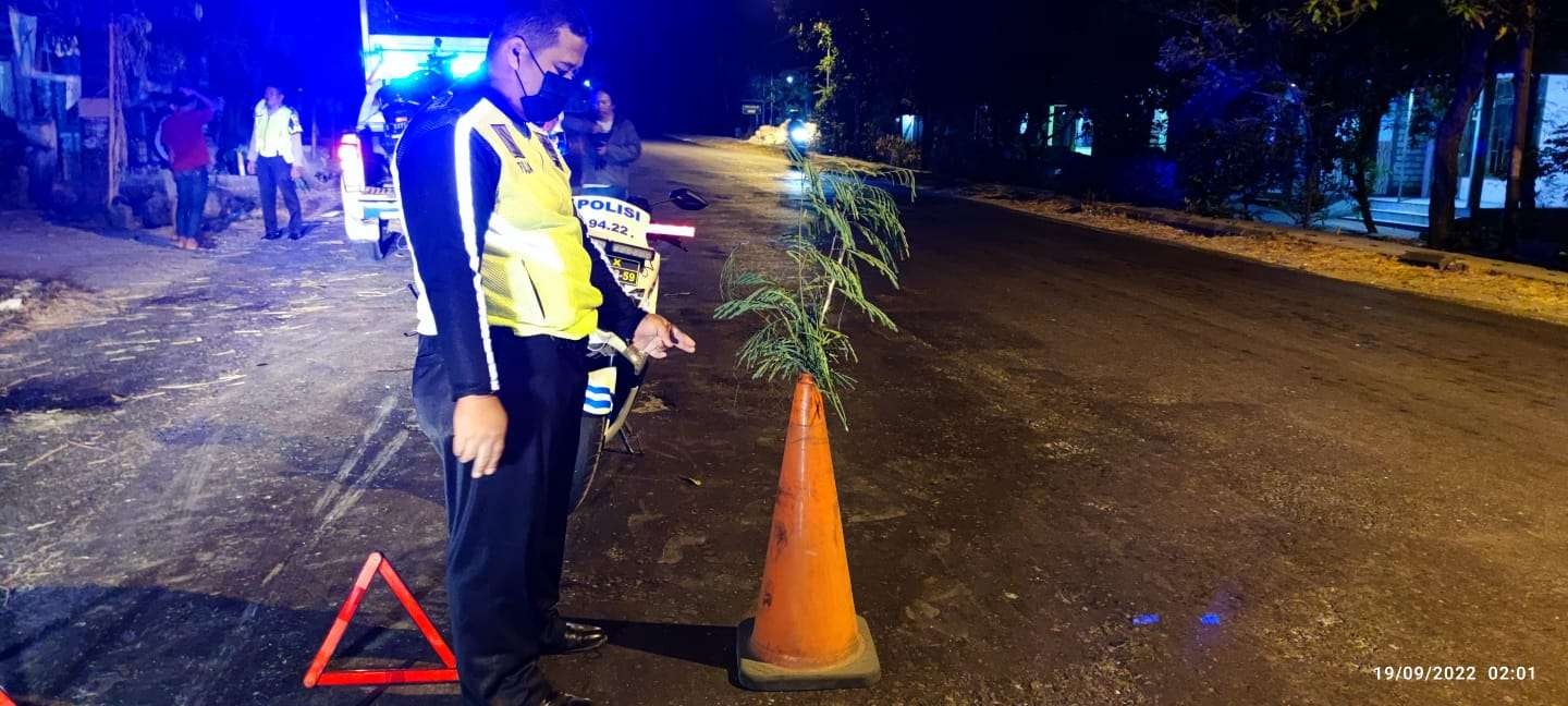 Petugas dari Satlantas Polres Tuban melakukan olah TKP kejadian kecelakaan lalulintas (dok. Polres Tuban)