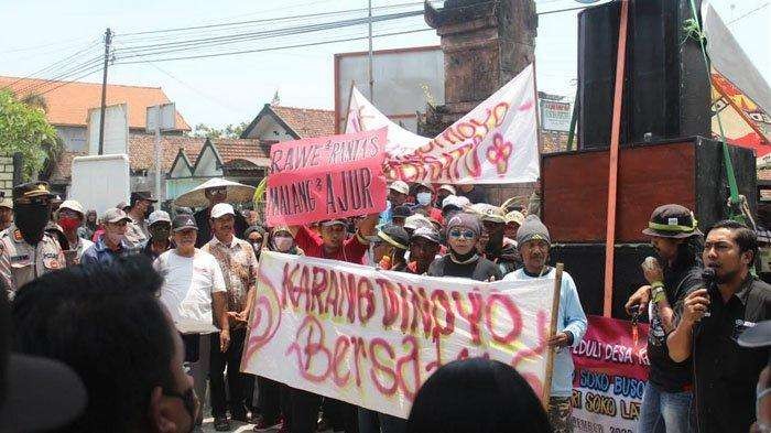 Warga Desa Kepung Kecamatan Kepung, Kediri menggelar aksi menurunkan kepala desanya. (Foto: Istimewa)