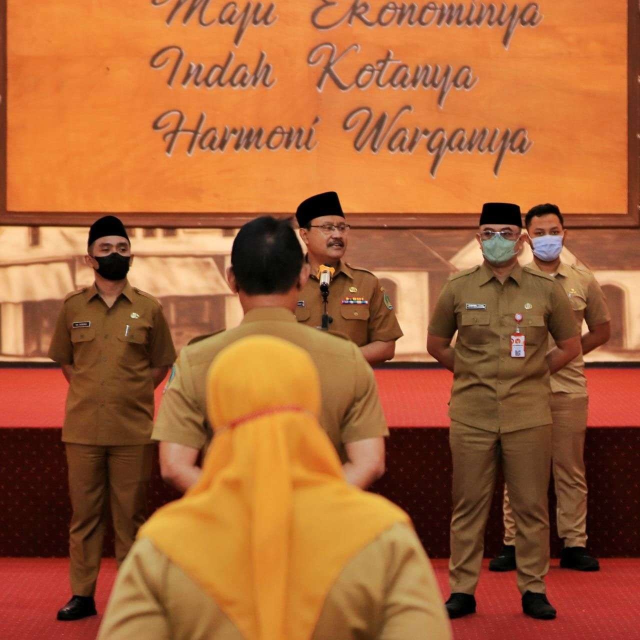 Walikota Pasuruan Saifullah Yusuf (Gus Ipul) saat memimpin memimpin apel seluruh kepala sekolah SD-SMP se Kota Pasuruan di Gedung Gradika, Selasa, 20 September 2022. (Foto: Istimewa)