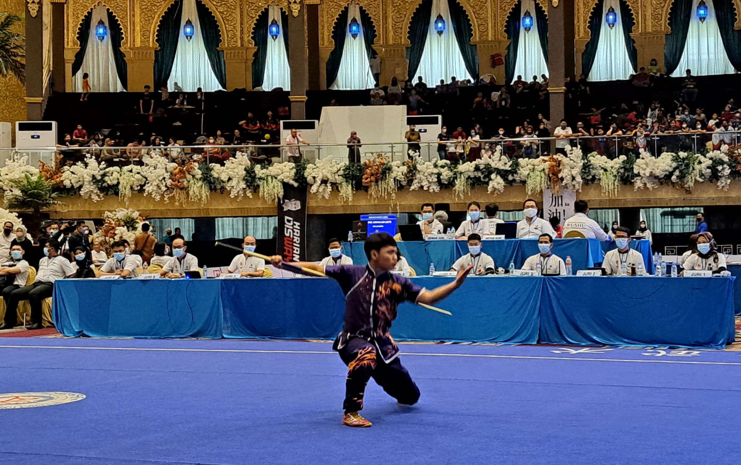 Salah satu aksi atlet wushu dalam Kejurnas Wushu Piala Presiden 2022 di Surabaya. (Foto: Pita Sari/Ngopibareng.id)