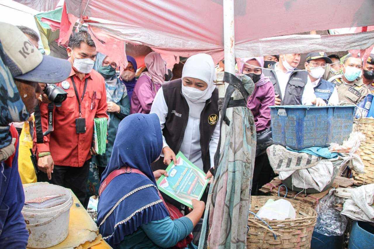 Gubernur Jawa Timur, Khofifah Indar Parawansa didampingi Bupati Yuhronur Efendi mengunjungi Pasar Ikan Lamongan. (Foto: Dokumentasi Pemkab Lamongan)