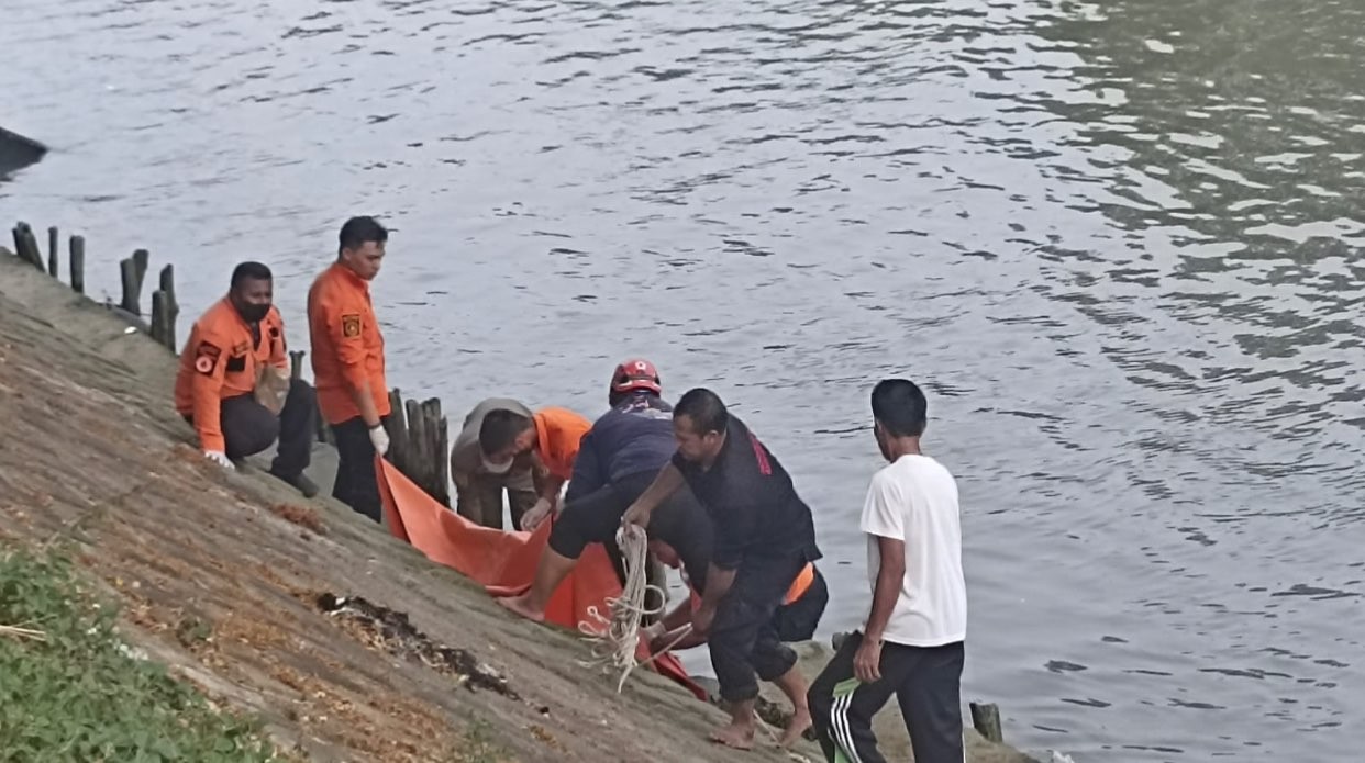 Proses evakuasi jasad pria di sungai Jagir (Foto: Andhi Dwi/Ngopibareng.id)