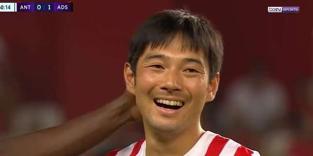 Pemain Jepang Shoya Nakajima menjalani debut terpendek dalam sejarah sepak bola usai diusir wasit setelah melakukan pelanggaran keras hanya 20 detik usai masuk lapangan. (Foto: Tangkapan Layar)