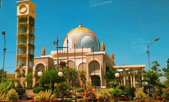 Masjid KH Ahmad Dahlan, Gresik. Dengan lahan seluas 1.200 m2 bermenara setinggi sekitar 35 meter, diperkirakan mampu untuk menampung hingga 3 ribu jamaah. (Foto: Travellers-masjid)
