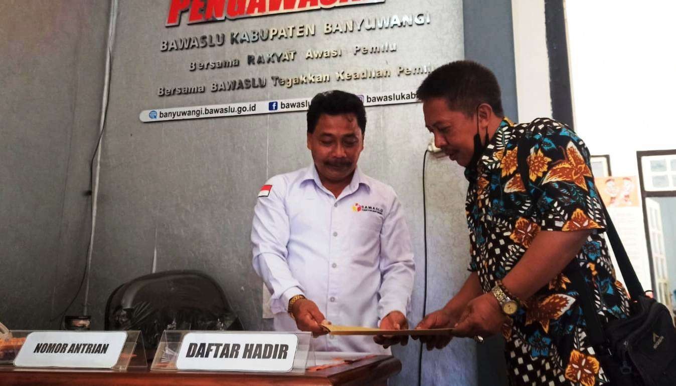 Ahmad Junaedi menyerahkan berkas pendaftaran ke Kantor Bawaslu Banyuwangi, Jawa Timur.(Foto: Muh Hujaini/Ngopibareng.id)