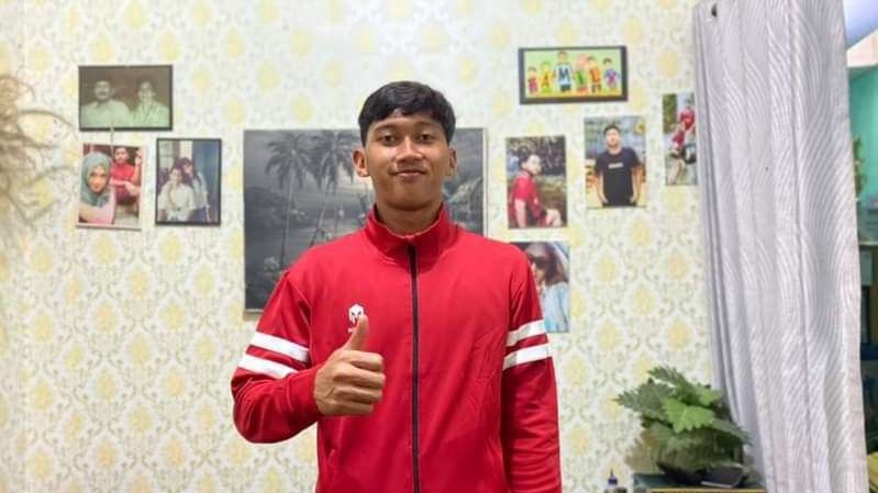 Kiper Timnas Indonesia U-20, Aditya Nugraha saat berada di kediamannya, Kecamatan Pakis, Kabupaten Malang (Foto: Lalu Theo/ngopibareng.id)