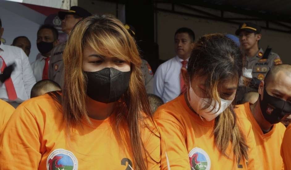 DS (kiri) tersangka kasus narkoba gugat praperadilan polisi. (Foto: Lukman/Ngopibareng.id)