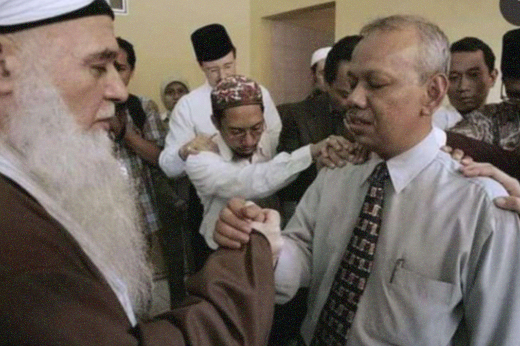 Prof Azyumardi Azra berbait kepada Syaikh Hisyam Kabbani, Mursyid Tarekat Naqsyabandiyah berpust di Amerika Serikat, saat berkunjung ke Indonesia. (Foto: ppm aswaja)