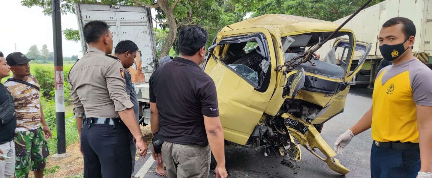 Petugas dari Satlantas Polres Tuban melakukan Olah TKP truk box kecelakaan (dok. Polres Tuban)