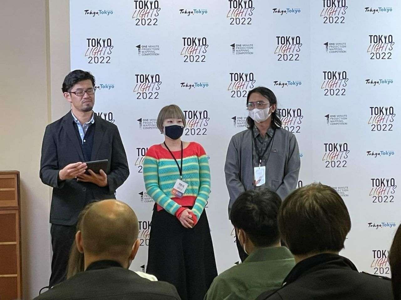 Fadjar Kurnia dan Muhammad Fahry Aziz dari The Fox The Folks didapuk sebagai juri pada kompetisi Tokyo Light One Minute Projection Mapping. (Foto: dok. KBRI Tokyo)