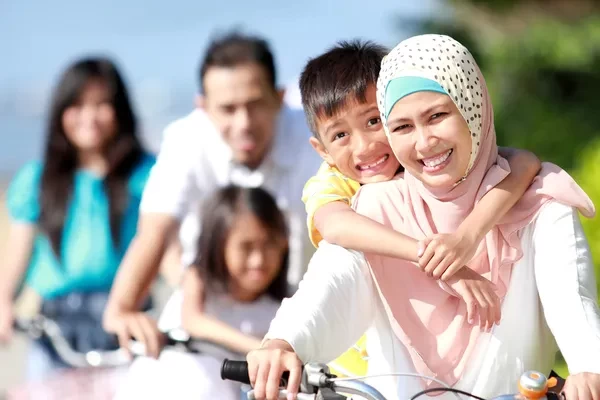 Keluarga Islam memperhatikan akhlak dan adab. (Ilustrasi)