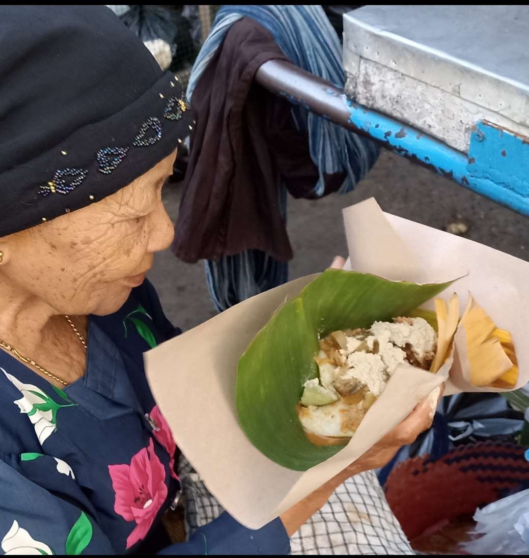 Mbah Rukinah jualan lontong sayur di Pasar Ngangglik Kelurahan Dandangan Kota Kediri. (Foto: Fendhy Plesmana/Ngopibareng.id)