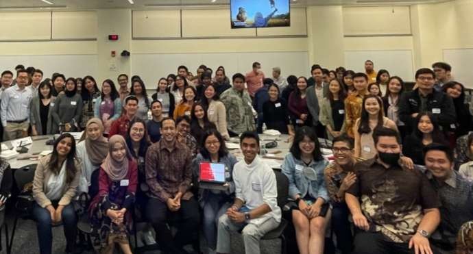 Setelah menikmati Nasi Padang dan Gado Gado bersama Mendikbudristek Nadiem Anwar Makarim, mahasiswa IISMA  New York sempat foto bersama ( foto: Dikti )