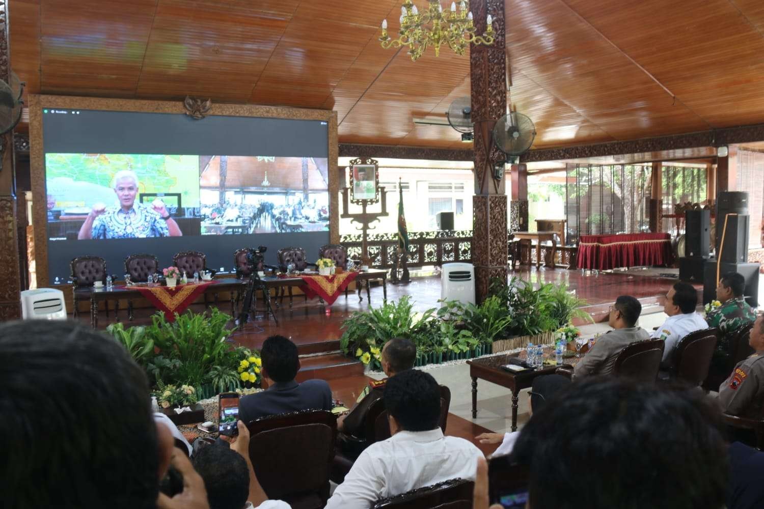 Gubernur Jawa Tengah Ganjar Pranowo memberikan pengarahaan Kepala Desa Se-Kabupaten  Blora secara Virtual (foto: Humaskab Blora)