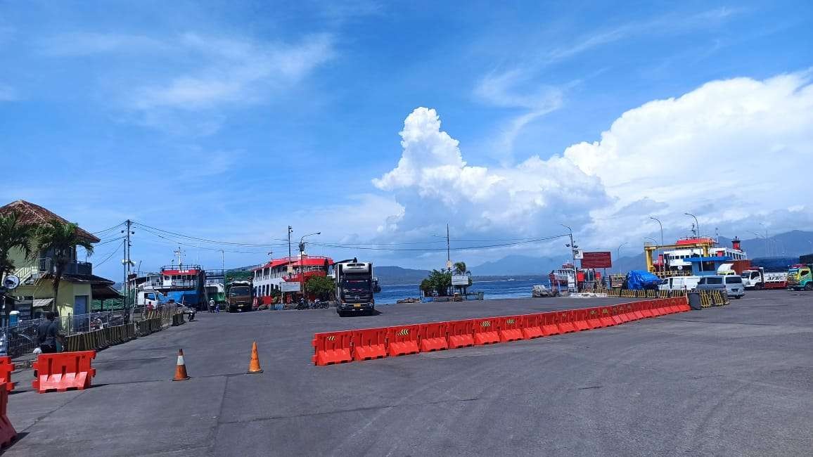 Aktivitas bongkar muat penumpang di dermaga LCM Pelabuhan Penyeberangan Ketapang, Banyuwangi (Foto: Muh Hujaini/Ngopibareng.id)