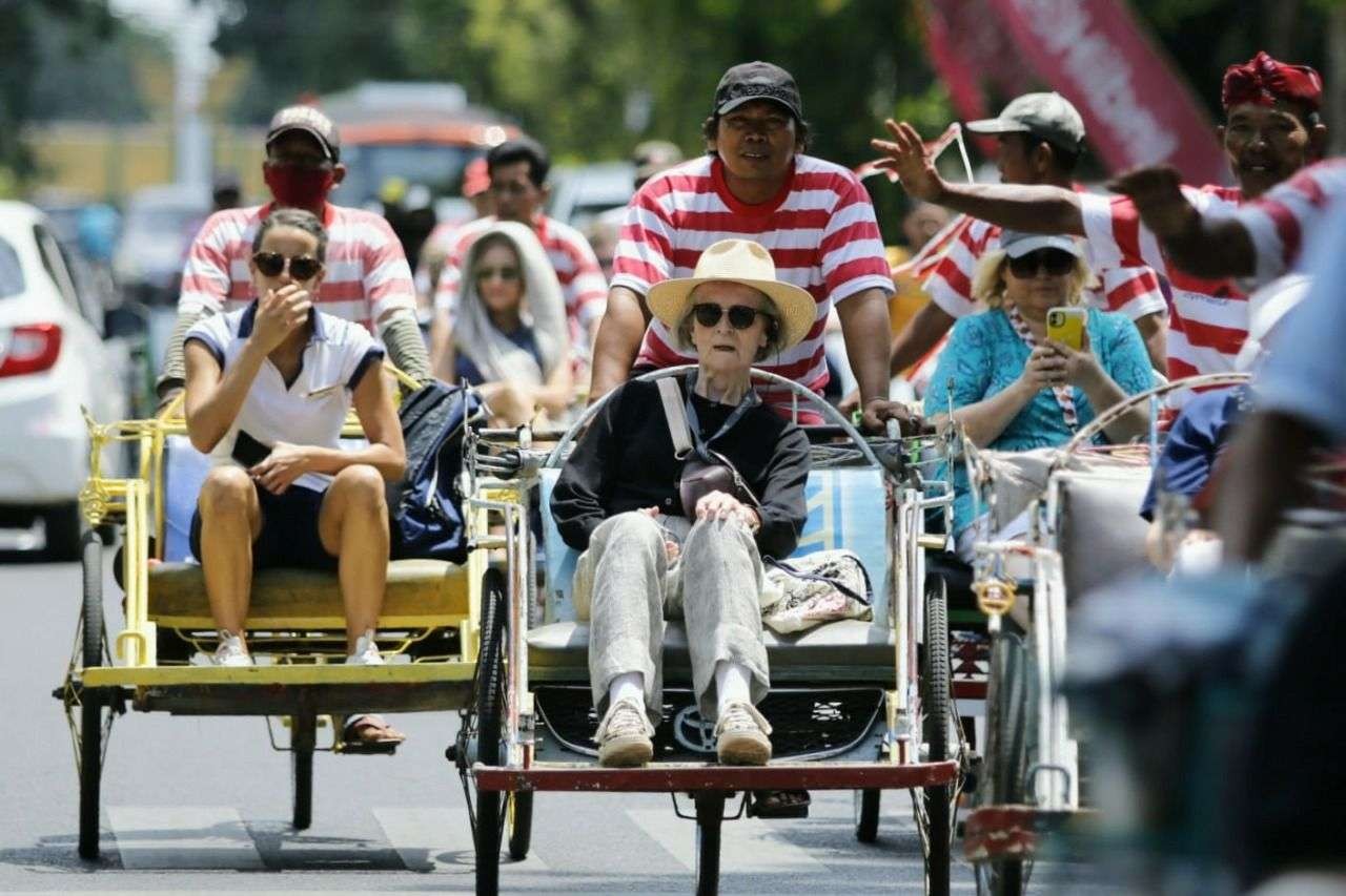 Wisatawan mancanegara (wisman) keliling kota dengan naik becak mengunjungi sejumlah destinasi wisata di Kota Probolinggo. (Foto: Ikhsan Mahmudi/Ngopibareng.id)