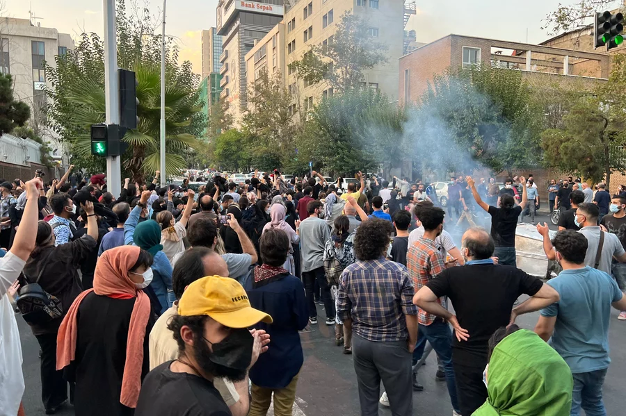 Aksi protes muncul di penjuru Iran. Sejumlah pengunjuk rasa memenuhi jalan, juga membakar kerudung, dan memotong rambut. (Foto: NRP)