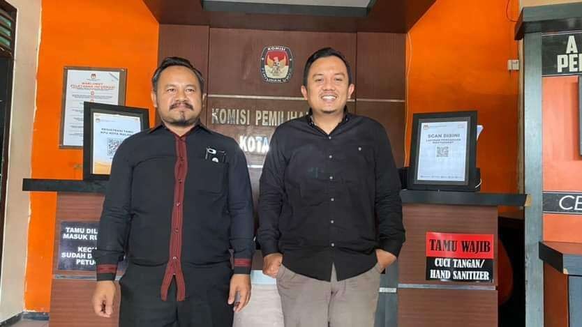Komisioner KPU Kota Malang Divisi Teknis Penyelenggaraan, Deni Bachtiar saat berada di kantornya (Foto: Lalu Theo/Ngopibareng.id)
