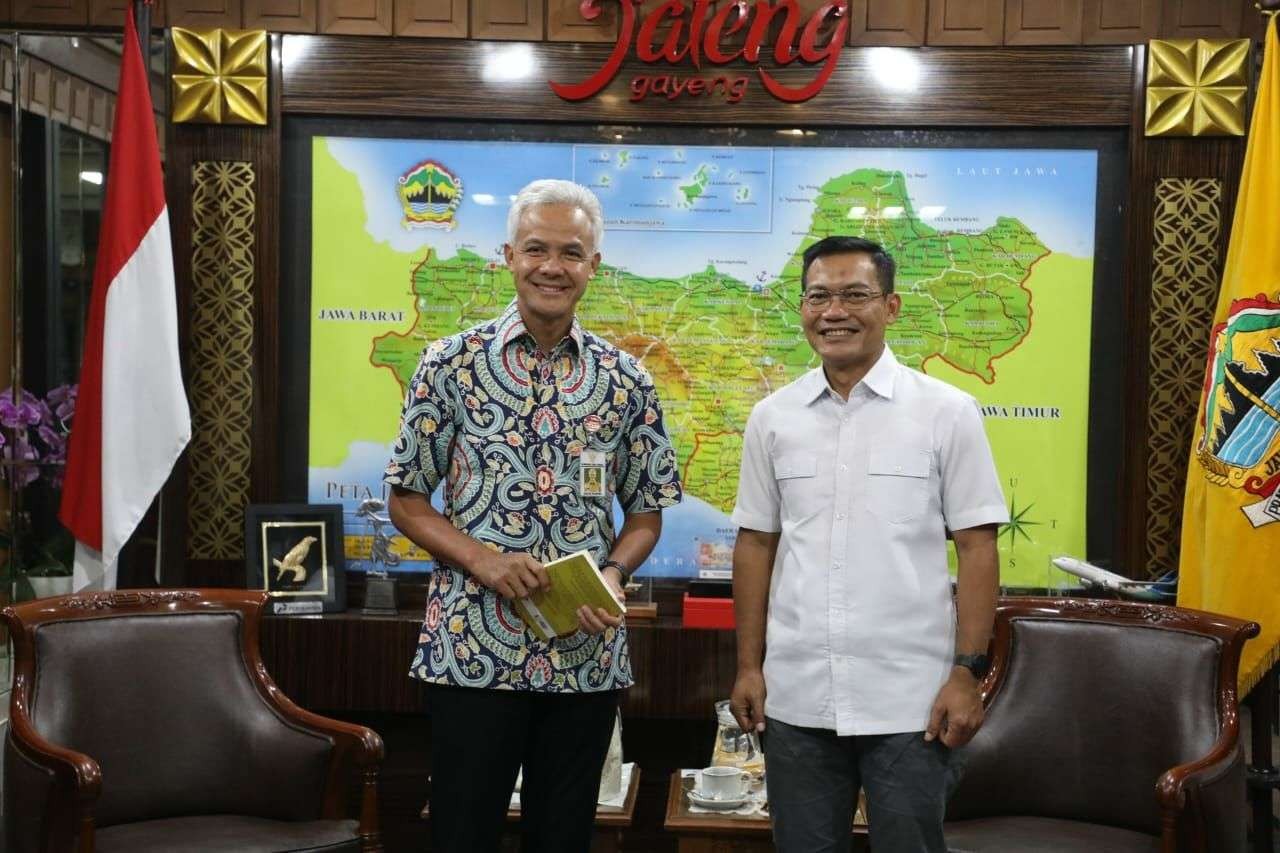 Gubernur Jawa Tengah Ganjar Pranowo bersama Direktur Indentifikasi dan Sosialisasi Densus 88 Antiteror Polri, Brigjen Pol Arif Makhfudiharto. (Foto: dok)