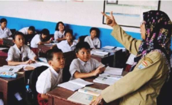 Kemendikbudristek mengakui ada sebanyak 1,6 juta guru berpenghasilan tidak layak. (Foto: PGRI)
