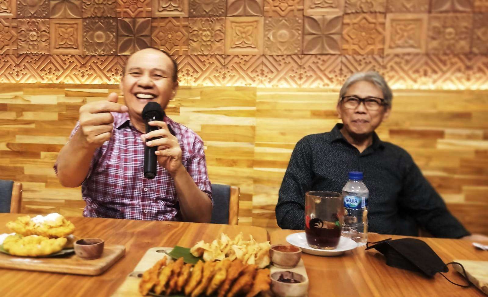 Ketua Satgas Waspada Investasi, Tongam L. Tobing (kiri) bersama Kepala OJK Jember, Hardi Rofiq Nasution (foto:Muh Hujaini/Ngopibareng.id)