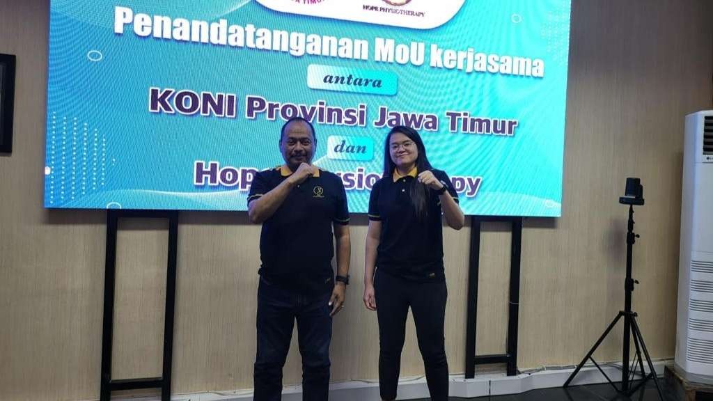 Ketua KONI Jatim, M Nabil bersama pengelola Hope Physioterapy usai penandatanganan kerja sama di Gedung KONI Jatim, Surabaya. (Foto: KONI Jatim)