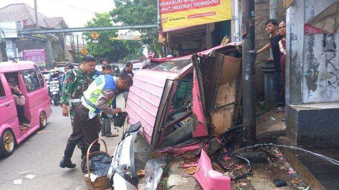 Mobil Xpander silver tabrak angkot hingga terpental di Sukabumi.  (Foto: Dok. Tribuns)