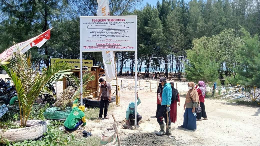 Proses pemasangan papan pengumuman di pintu masuk wisata Pantai Semilir, Desa Socorejo, Tuban, Jawa Timur. (Foto: Khoirul Huda/Ngopibareng.id)