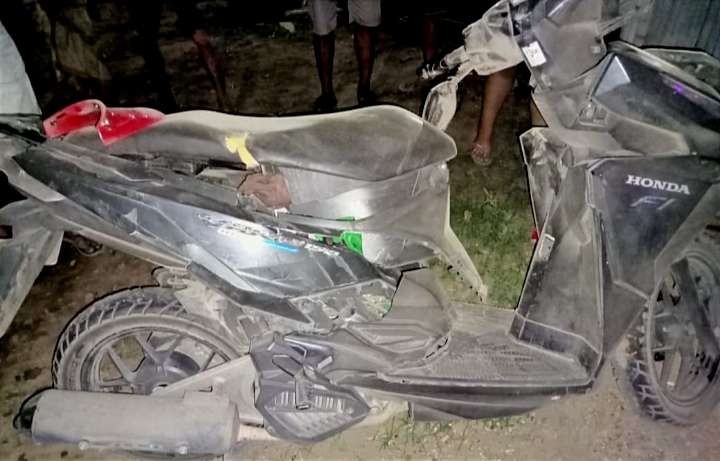 Sepeda motor Honda Revo milik pemotor di Situbondo yang meninggal di TKP akibat menabrak mobil Toyota Avanza yang parkir di bahu jalan. (Foto: Satlantas Polres Situbondo)