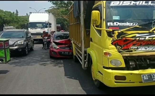 Kondisi kendaraan yang terlibat kecelakaan beruntun di Lamongan. (Foto: Dokumentasi Polres Lamongan)