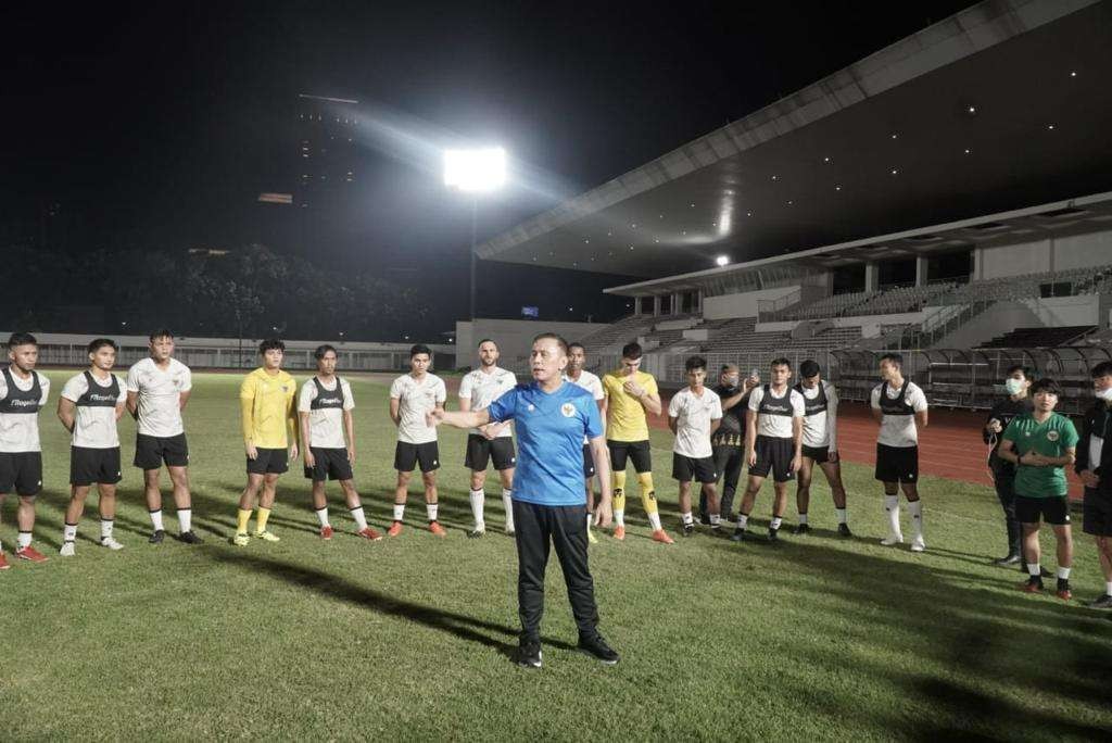 Ketua Umum PSSI Mochamad Iriawan saat memberi arahan kepada para pemain timnas Indonesia yang sedang lakukan persiapan menghadapi Curacao. (Foto: PSSI)