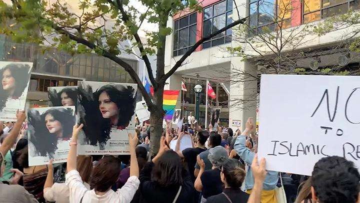 Sekelopok massa menghadiri aksi protes solidaritas dengan para wanita di Iran, setelah kematian Mahsa Amini, di Toronto, Kanada, AS 19 September 2022. (Foto: Reuters)