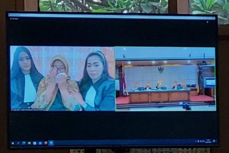 Bupati Bogor Ade Yasin menangis usai mendengar vonis empat tahun penjara, kasus suap pengawai BPK terkait predikat Wajar Tanpa Pengecualian (WTP) kepada Pemerintah Kabupaten Bogor. (Foto: Instagram infobogor)
