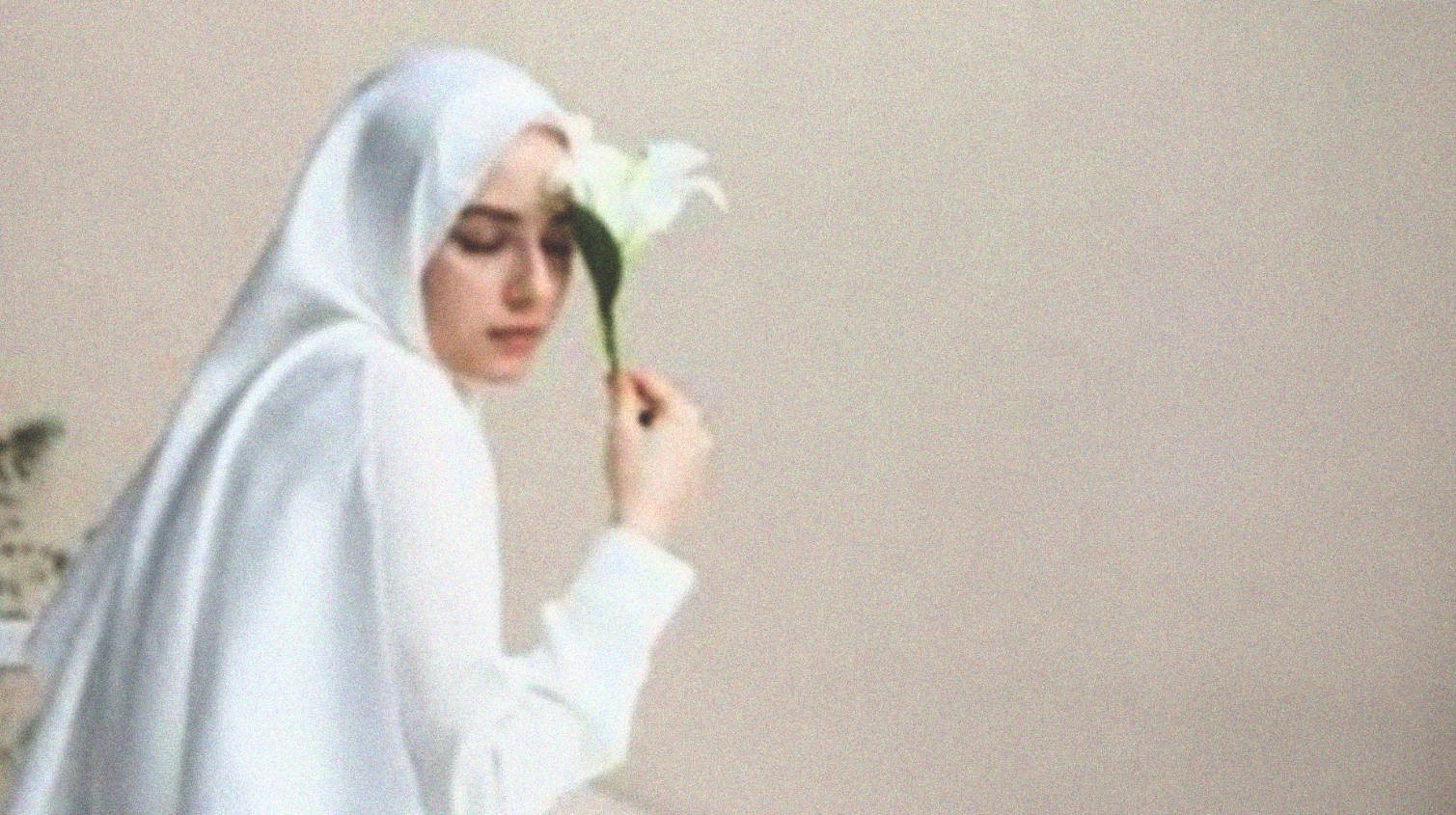 Muslimah sendiri dengan bunga. (Ilustrasi)