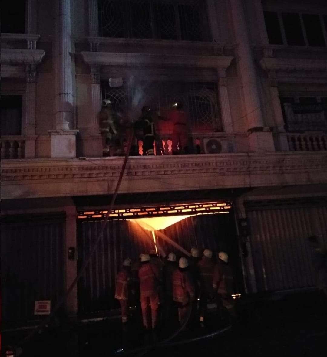 Kebakaran ruko di Jalan Kedungdoro Surabaya, petugas berusaha memadamkan api. (Foto: Command Center 112)